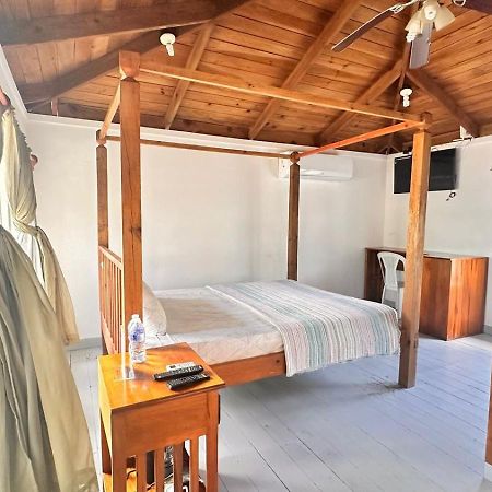 Las Palmas Beach Hotel Dixon Cove Экстерьер фото