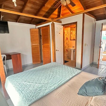 Las Palmas Beach Hotel Dixon Cove Экстерьер фото