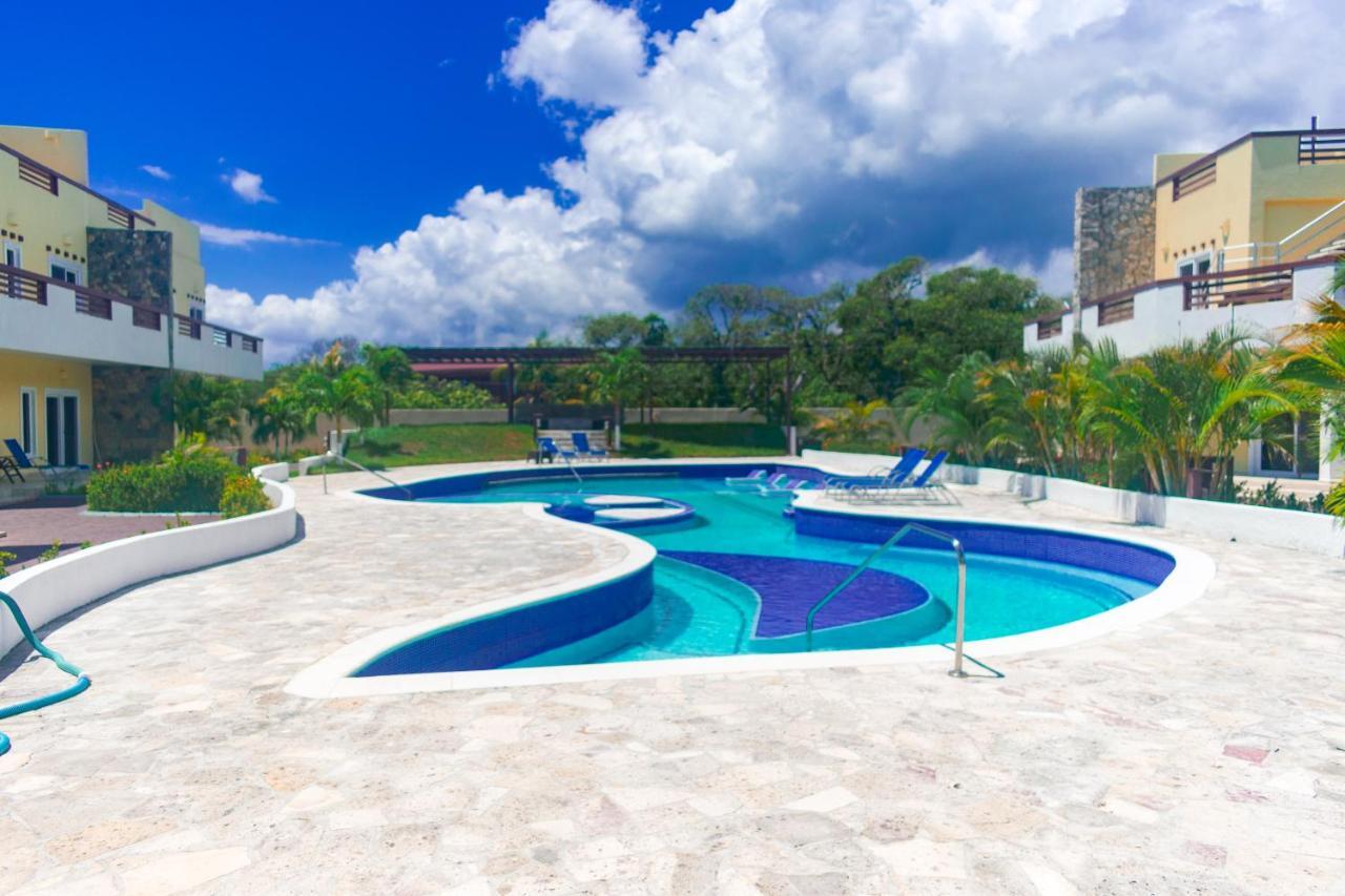 Las Palmas Beach Hotel Dixon Cove Экстерьер фото