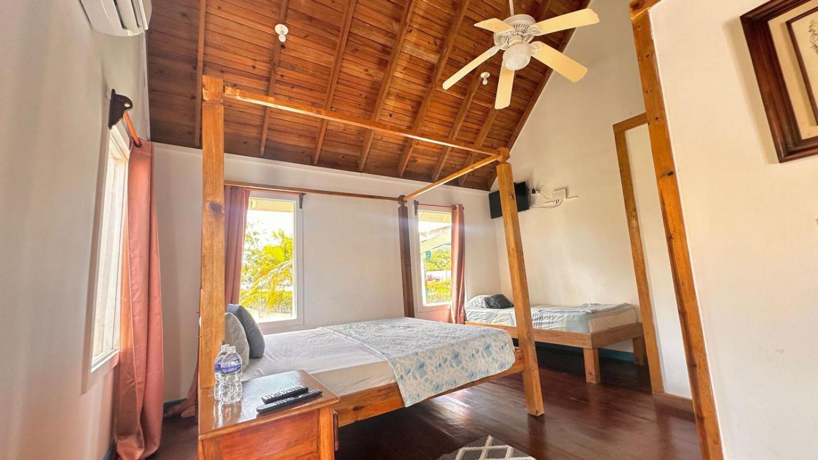 Las Palmas Beach Hotel Dixon Cove Экстерьер фото