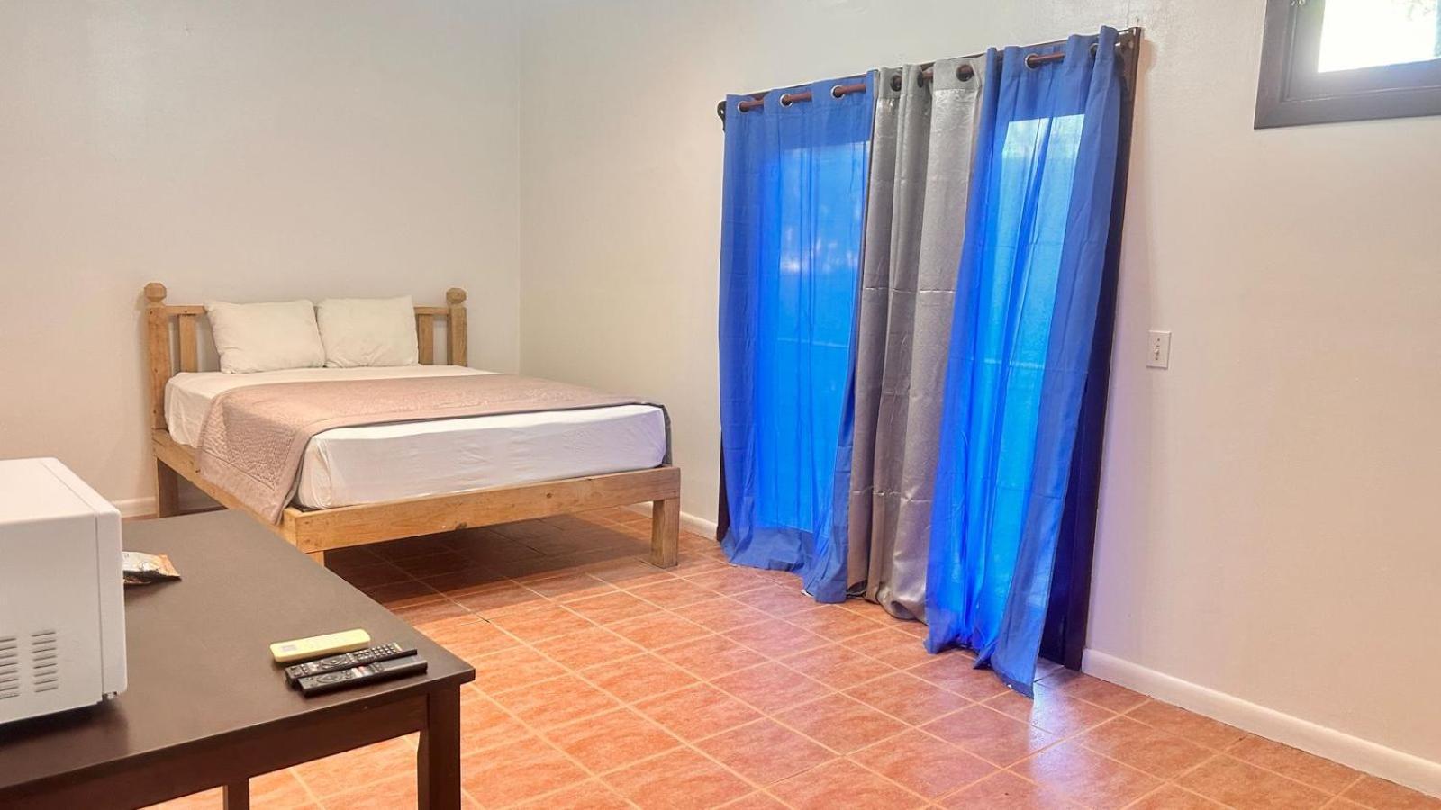 Las Palmas Beach Hotel Dixon Cove Экстерьер фото