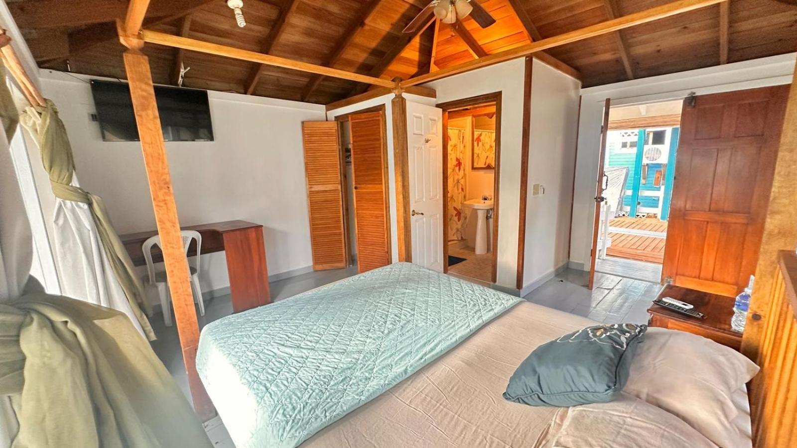 Las Palmas Beach Hotel Dixon Cove Экстерьер фото
