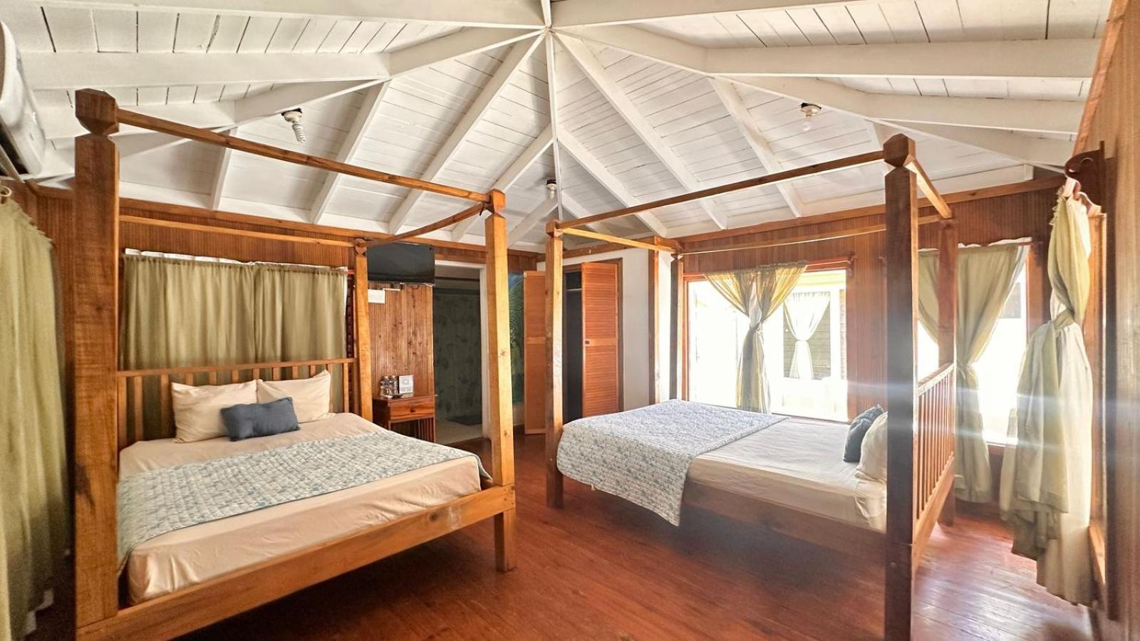 Las Palmas Beach Hotel Dixon Cove Экстерьер фото