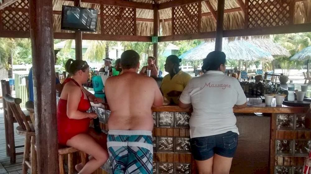 Las Palmas Beach Hotel Dixon Cove Экстерьер фото