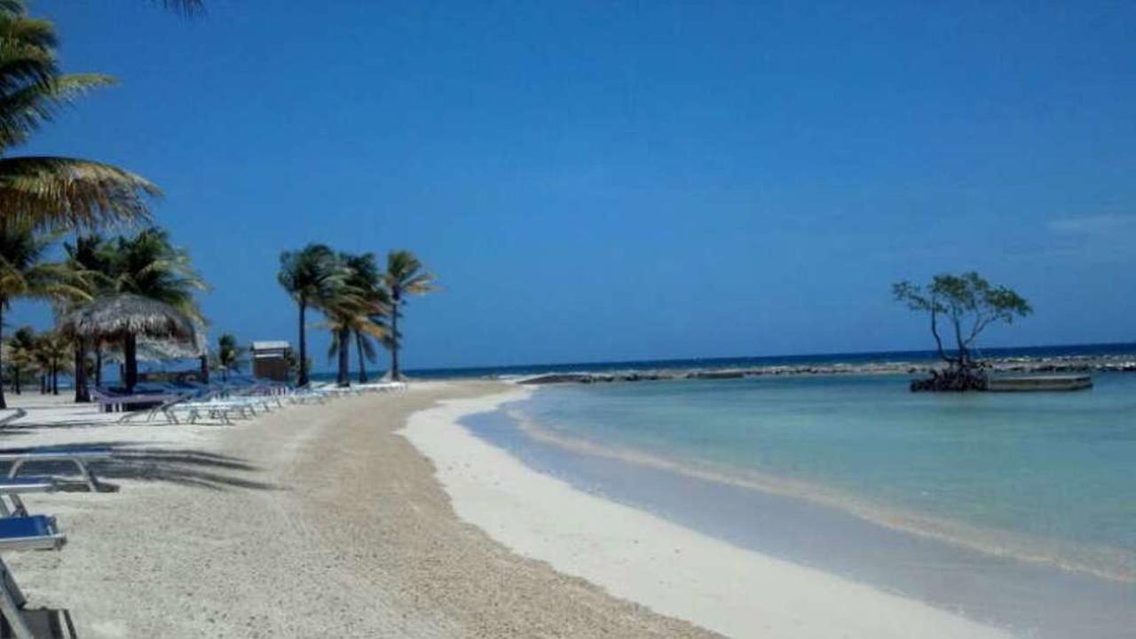 Las Palmas Beach Hotel Dixon Cove Экстерьер фото