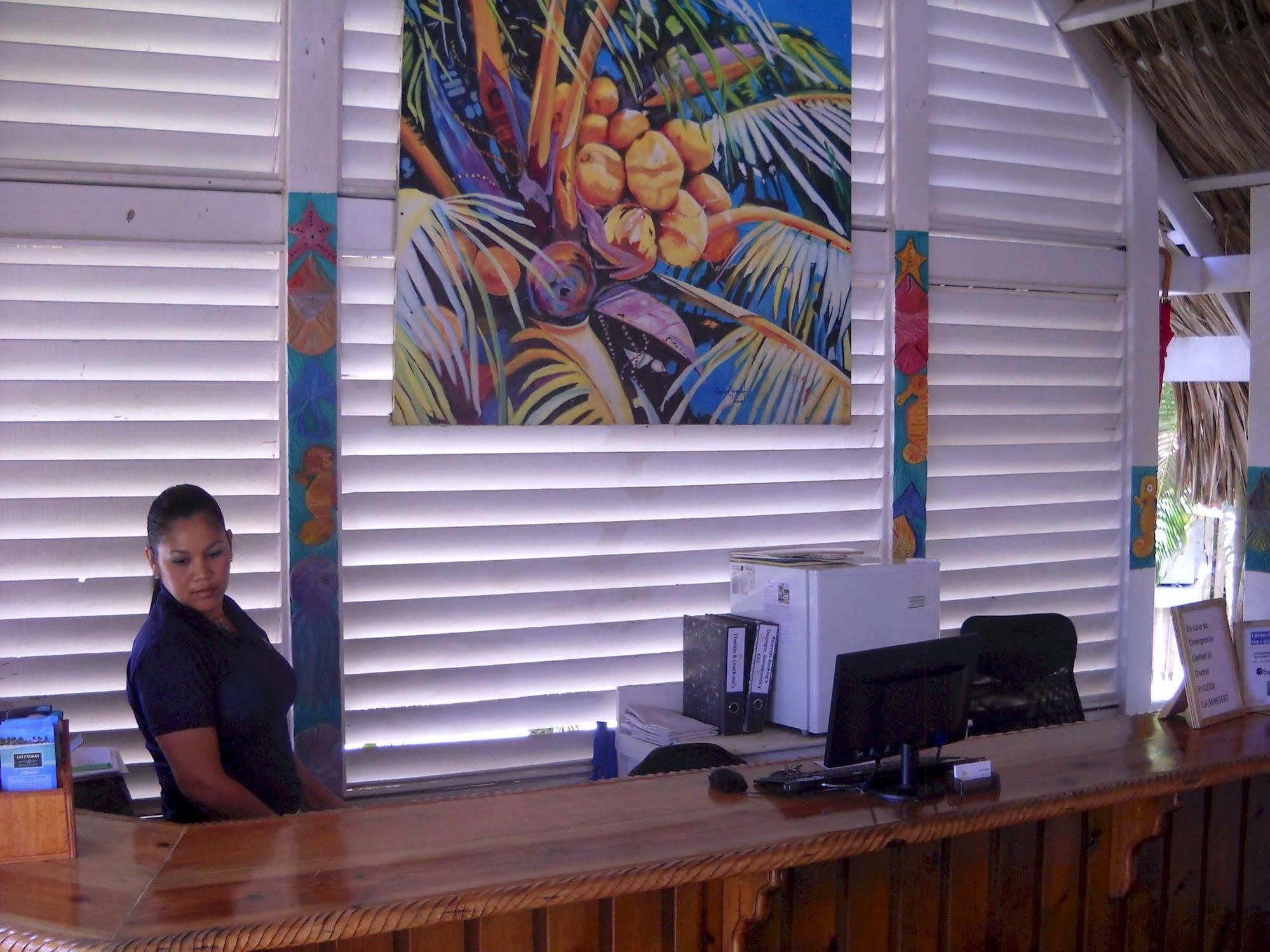 Las Palmas Beach Hotel Dixon Cove Экстерьер фото