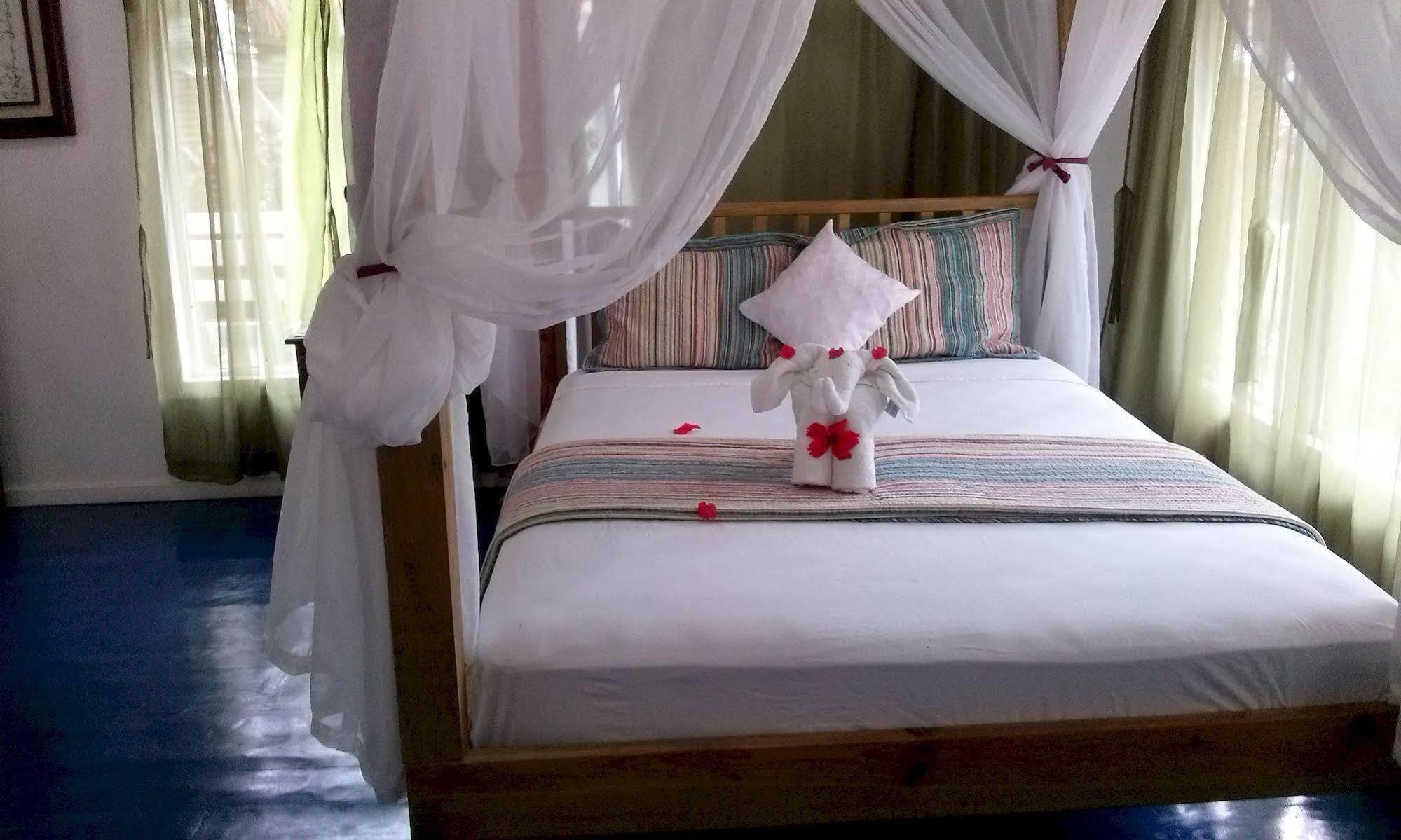 Las Palmas Beach Hotel Dixon Cove Экстерьер фото